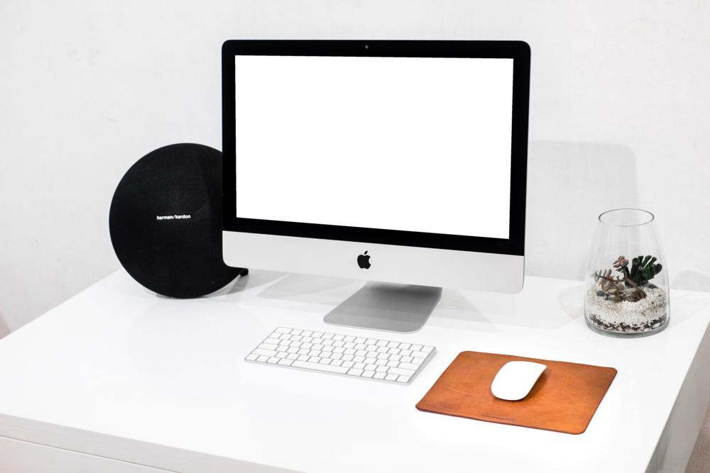 Desktop Mockup: imac on the table with some plant