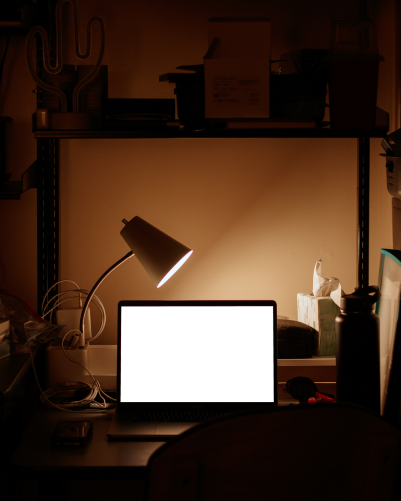 Desktop Mockup: desktop pc in dark room