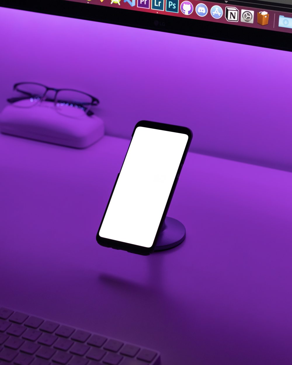 Mobile Mockup: phone in the shop